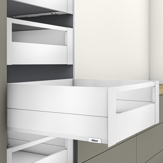 Blum MERIVOBOX fiókszett E magasságú BOXCAP Belső fiók fém előlappal 500mm Selyemfehér Blum MERIVOBOX fiókszett E magasságú BOXCAP Belső fiók fém előlappal 500mm Selyemfehér