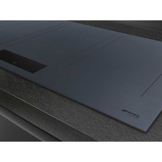 SMEG INDUKCIÓS FŐZŐLAP, Linea design, 90 cm, 6 főzőzóna, 3 MultiZone híd zóna, neptune szürke üveg