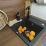Imagine 2/3 - Laveo RINA MINI csepptálcás mosogató, szemcsés fekete, automata dugókiemelős, helytakarékos szifonnal